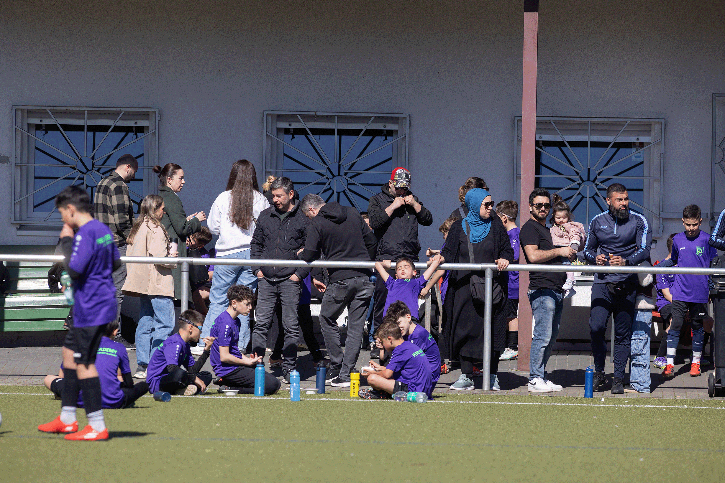 Eltern und Spieler am Spielfeldrand